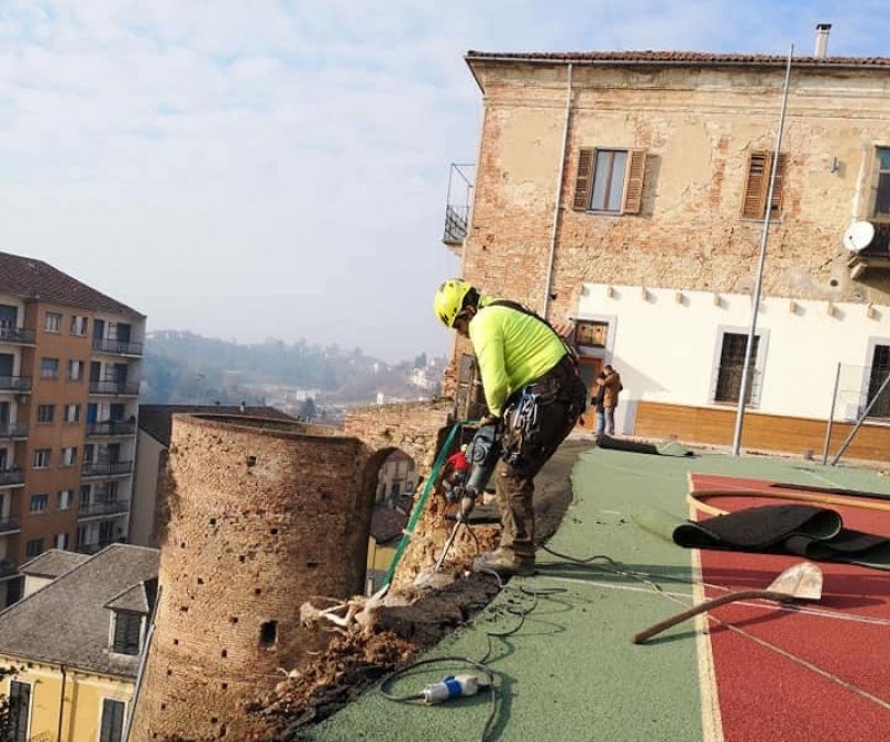 Moncalvo, continua la gara di solidarietà per il muro